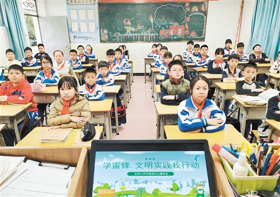 东河小学21个班开展学雷锋主题班会活动。