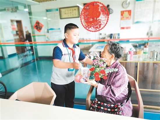 东河小学师生到开平市福利院开展敬老慰问活动。