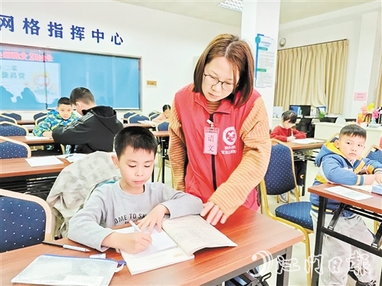 圭峰会城北门社区根据居民实际需求，推出周末爱心课堂服务。