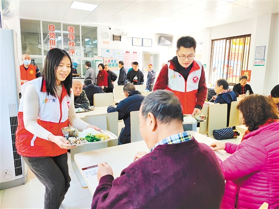 桂林社区打造长者宜居“生活圈”，让幸福养老触手可及。图为老年人在桂林社区长者饭堂就餐。