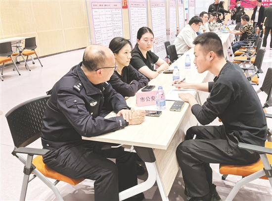 政策咨询台前，工作人员详细解读退役军人就业补贴、创业扶持等政策。