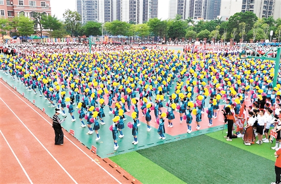 新宁小学超大型啦啦操方阵。