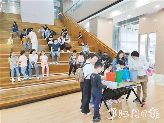 孩子与家长一起了解节能减碳的方法。