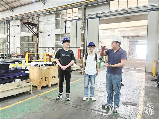 大学应届毕业生走进鹤山市重点企业了解岗位信息。