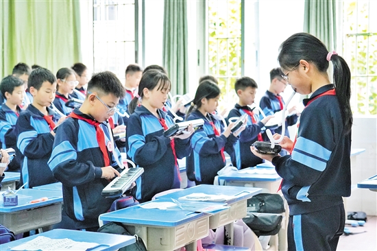 振华学校将“小器乐进课堂”纳入常规音乐课程，在全校推广普及乐器学习，实现人人会一种乐器、班班有歌声。