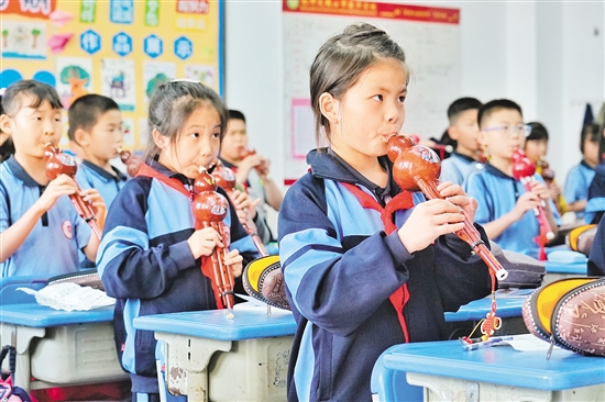 振华学校为学生选择易于学习、便于演奏，且适合集体教学的“小乐器”。