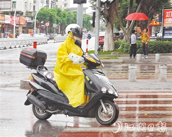 在市区迎宾大道一带，降雨给市民出行造成了不便。