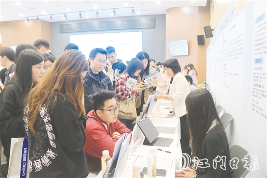 中科优巨（北京）科技有限公司招聘展位吸引诸多学子前来求职。