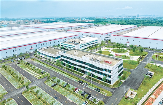 广东（江门）硅能源产业基地隆基园区全方位打造现代化绿色工厂，使园区成为“会呼吸”的生态系统。