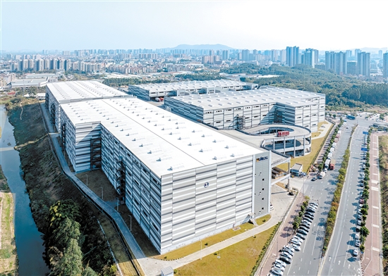 维龙（鹤山）珠西智慧物流产业园以三色彩钢板拼接出独特的外立面。