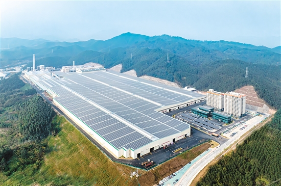 信义节能玻璃（江门）有限公司的厂房顶部大面积铺设光伏发电系统，以实现节能减排的目标。