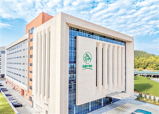 广东琴叶健康日用品科技有限公司采用竖向玻璃幕墙与大块石墙面构成厂房外立面，建筑整体简约大气。