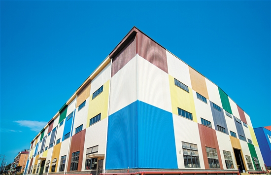 鹤山市新华喜印铁制罐有限公司的现代化厂房宛如一幅立体的拼贴画。