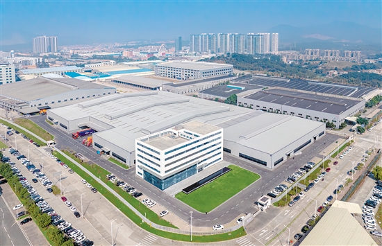 广东星际机车科技有限公司厂区的灰色建筑群如同钢铁装甲，与作为“驾驶舱”的办公大楼共同组成一辆“星际机车”。