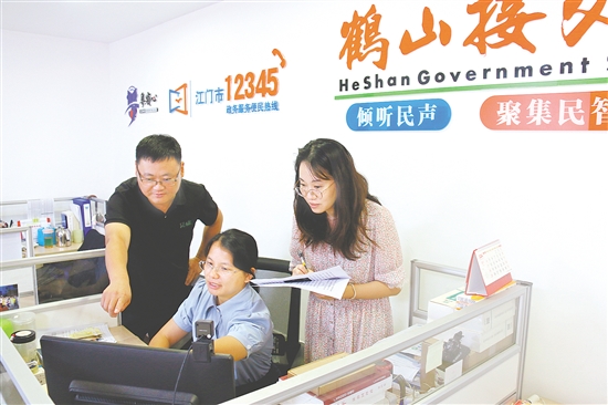 工作人员对海量的热线数据进行分析，精准捕捉民生痛点与社会矛盾的“弱信号”。