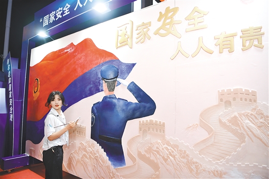 2022年，我市邀请知名壁画师张丽佳在大型商超现场创作了一幅2.44米高的巨型浮雕壁画——《国家安全人人有责》。