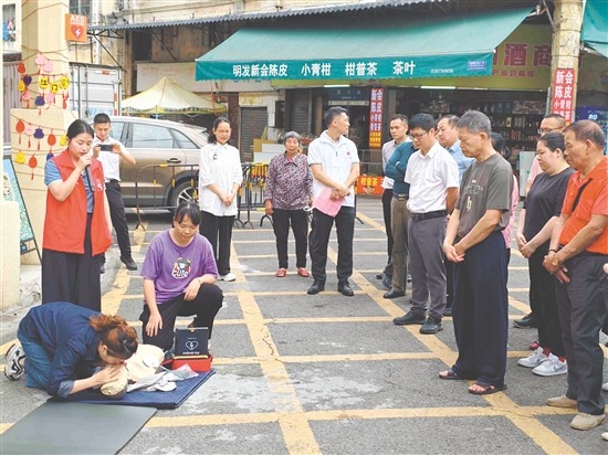 装机仪式现场举办了救护培训班，帮助群众熟练掌握心肺复苏和AED使用等救护技能。
