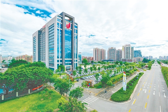江门从5年前就开始布局建设法务集聚区，仅火炬大厦周边就汇聚了深圳国际仲裁院江门中心等优质法治资源。邱昱