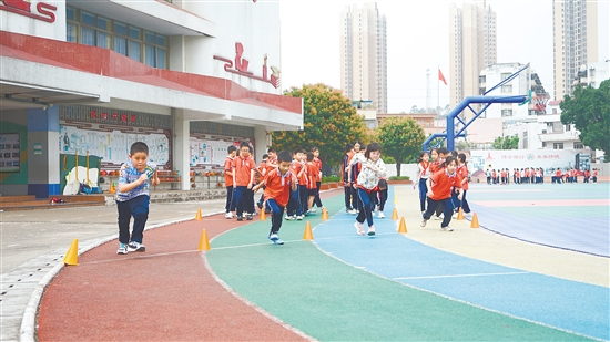 近年来，我市持续推动阳光体育运动发展，促进青少年健康成长。张翠玲