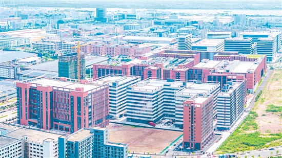 江门市安全应急产业园内厂房林立，发展潜力大，致力于打造湾区一流安全应急产业园。何榕