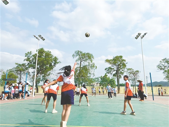 白沙镇中心小学举行首届班际排球超级联赛。