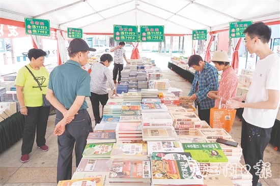 市民在购书区挑选图书。