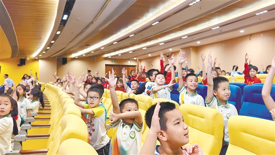 活动现场，学生积极参与互动，踊跃抢答问题，学习各种知识。