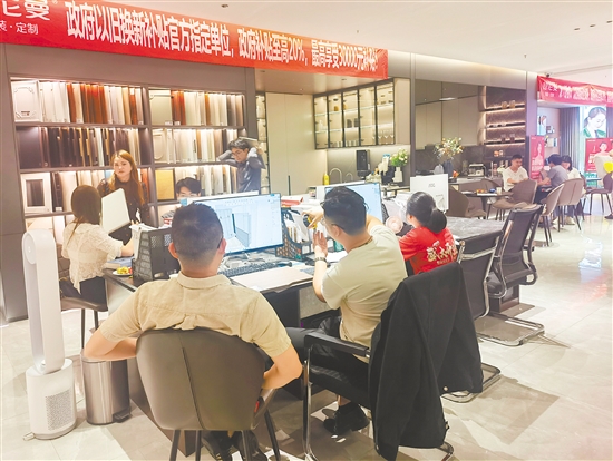 我市家装厨卫“焕新”活动有效释放消费潜力。得益于此，江门诗尼曼整装定制旗舰店近期迎来不少消费者上门咨询。