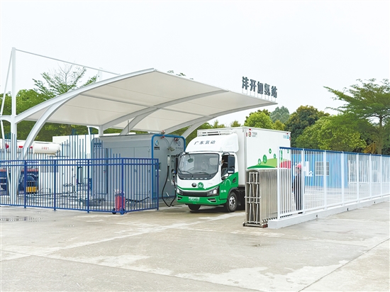 一辆氢能冷链车完成加氢后缓缓驶出沣开加氢站。