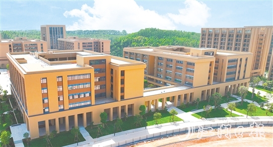 双水镇将全力打造大湾区国际职教城。图为建设中的广州软件学院江门校区。