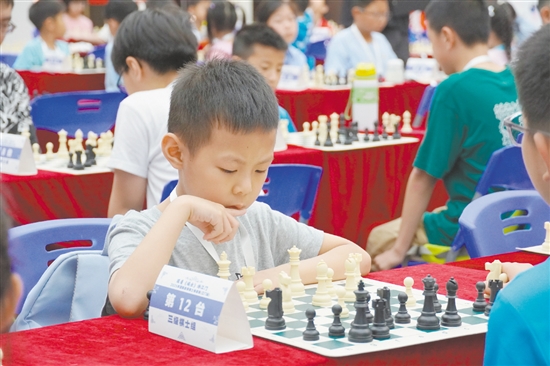 棋手们在棋盘上智力交锋。
