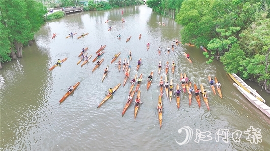 单人龙虱赛开赛，选手们竞逐“水上马拉松”。