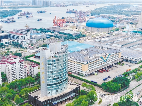 双水镇产业基础雄厚。图为广东银洲湖纸业基地。