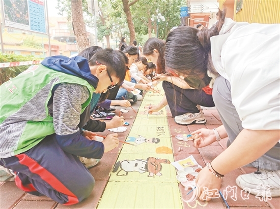 大家手持画笔，用实际行动营造理解、尊重、关心视障人士的浓厚氛围。