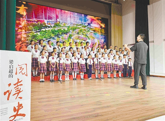 新会学子唱响《少年中国说》。