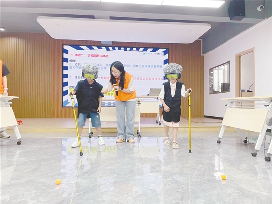 学生们穿戴上“高龄模拟装置”，体验老年人生活的种种情景。
