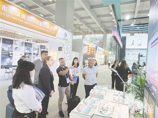 在照明馆展位上，采购商对小崧股份的健康光产品十分感兴趣。
