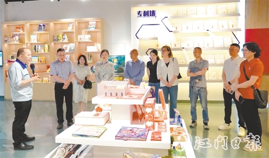 学员们参观雅图仕印刷成品展示馆。