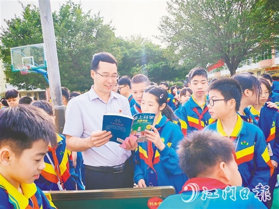 沙坪二小的学生在“跳蚤书市”上换到自己喜爱的书籍。