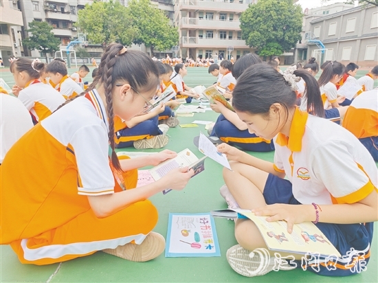 沙坪一小学生根据“好书推荐卡”的引导，认真品读图书。