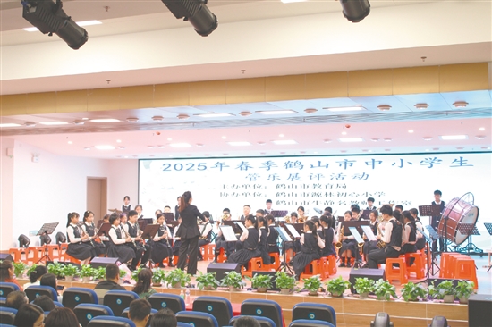各管乐团依次登台，以饱满的热情演绎管乐艺术的多元魅力。