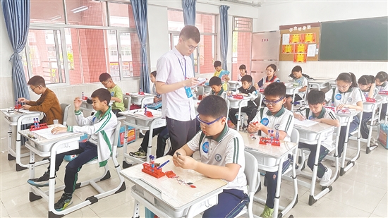 “小小科学家”科学实验比赛现场。