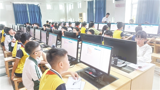 学生化身程序员进行编程比赛。