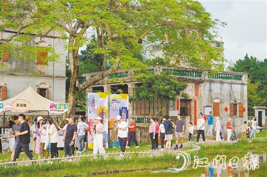 开平市自力村“自‘粒’更生”农创市集活动吸引了众多市民游客前来参与。景区供图