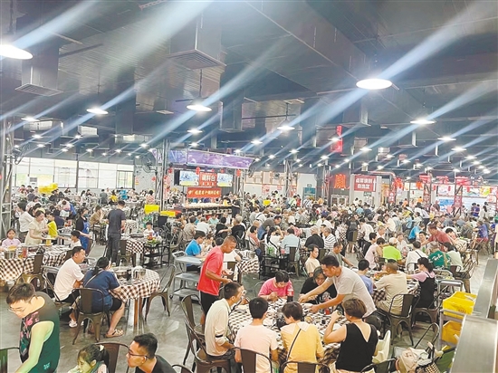 “五一”假期,五洞村牛肉餐馆座无虚席。李银换 “五一”假期,五洞村牛肉餐馆座无虚席。李银换