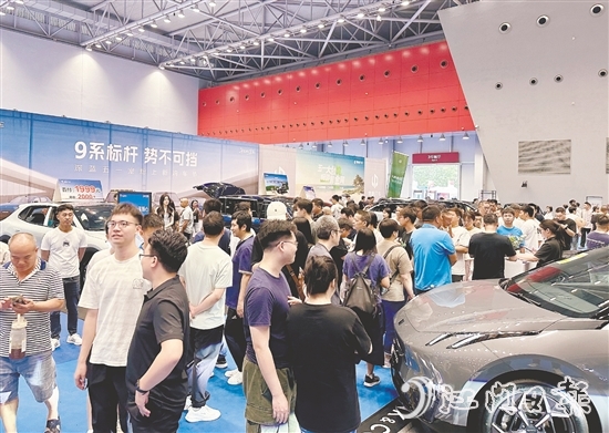 2025江门五一国际车展现场人潮涌动。