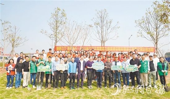 2025年江门共青团助力绿美建设植树暨滨江青年公园启用现场。
