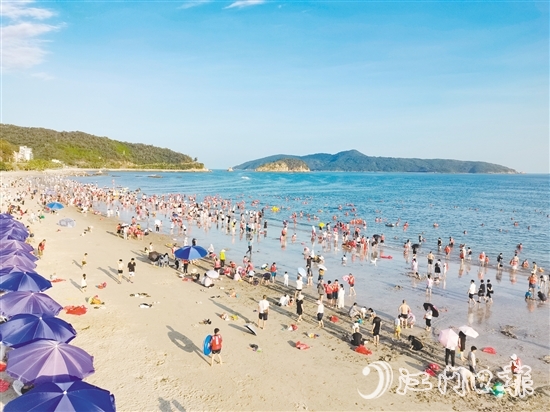 下川岛游人如织。