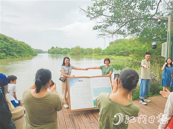 游客纷纷与“鸟的天堂”合影。