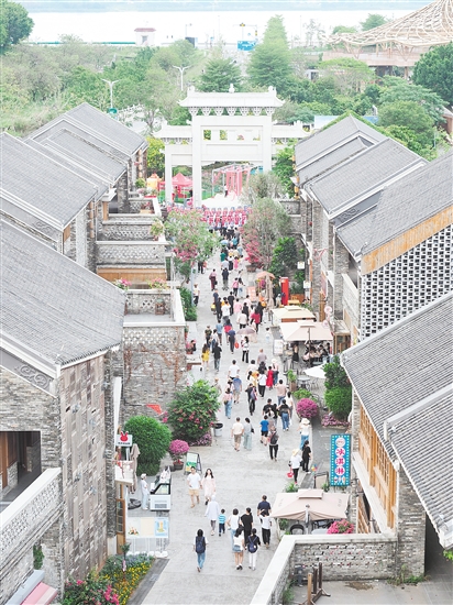 古劳水乡店铺林立，游客可以沉浸式体验传统趁圩文化。张泽彬